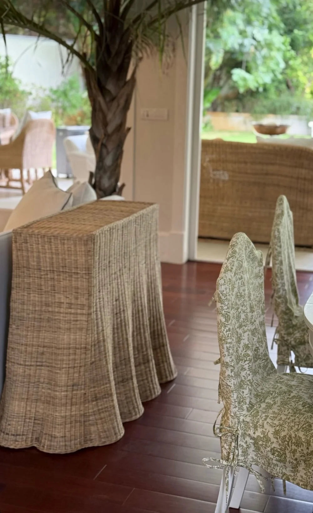 Waves Console Entry Table | Curved Scalloped Sidetable